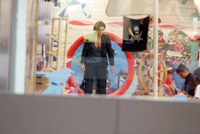 Ivete Sangalo brinca com o filho em shopping carioca.Veja Fotos!