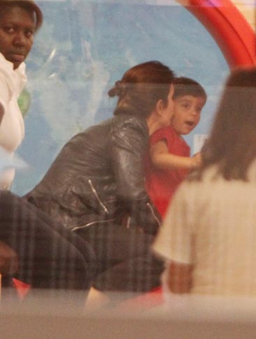 Ivete Sangalo brinca com o filho em shopping carioca.Veja Fotos!