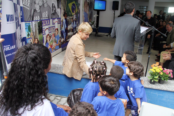 Durante o evento, Xuxa brincou com as crianças