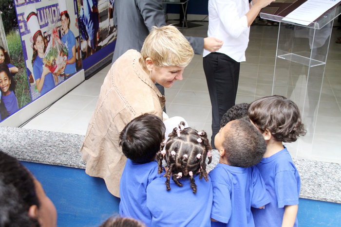 Apresentadora brincou com as crianças