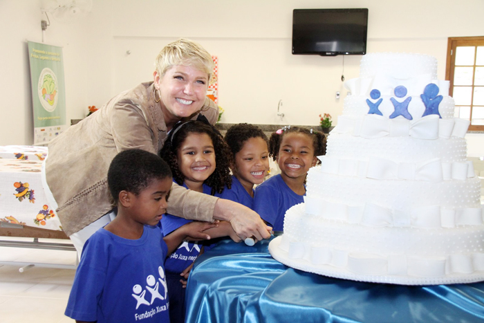 Xuxa comemorou o espaço com as crianças de sua fundação