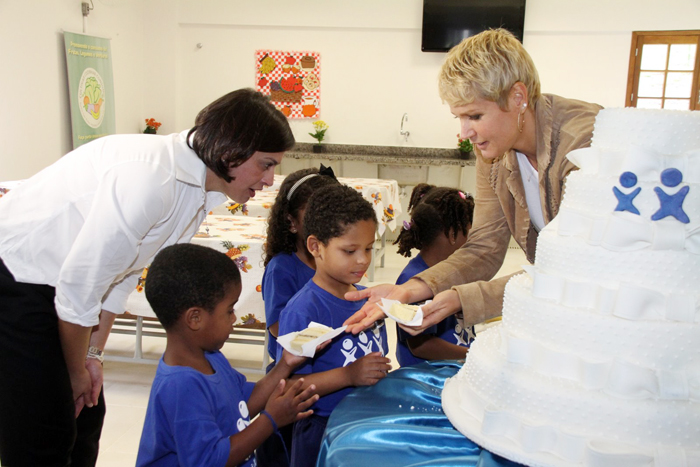 Xuxa distribuiu pedaços de bolo para as crianças