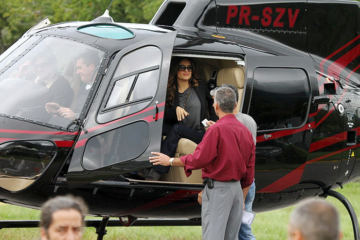 Salma Hayek e Antonio Banderas foram de helicóptero até a pré-estreia do filme