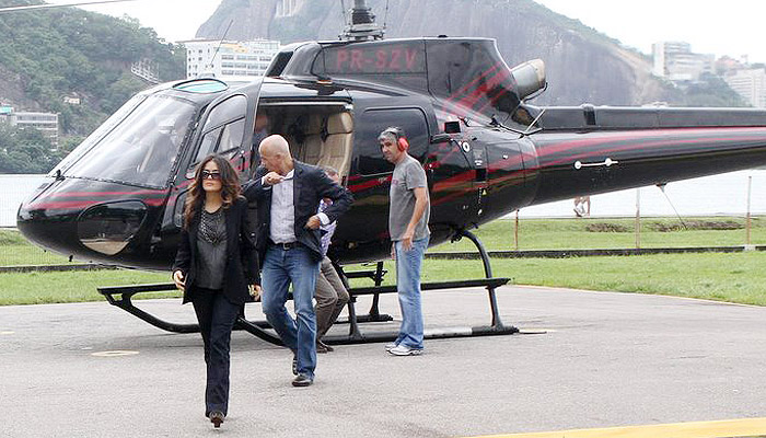 Salma Hayek saiu primeiro do helicóptero