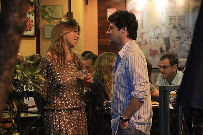 Marcelo Serrado jantou com a namorada, Roberta Fernandes