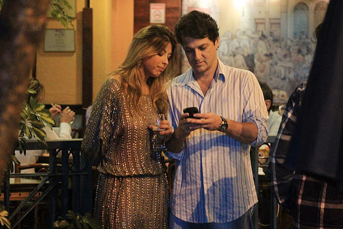 Marcelo Serrado mexeu em seu celular enquanto esteve no restaurante