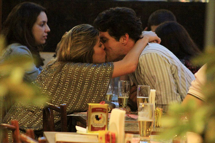 Marcelo Serrado e a namorada, Roberta, namoraram durante o jantar