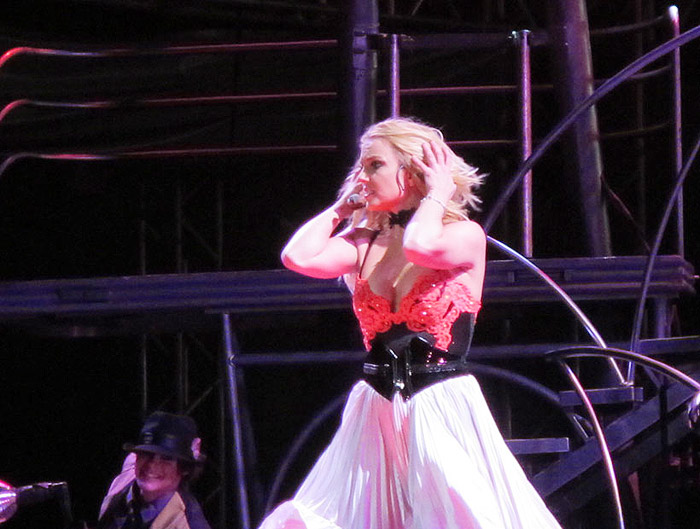 Britney Spears arrasa em show da turnê Femme Fatale, em SP