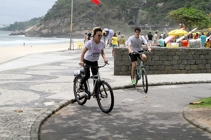 Ana Maria Braga andou de bicicleta com os filhos de Marcelo Frisoni