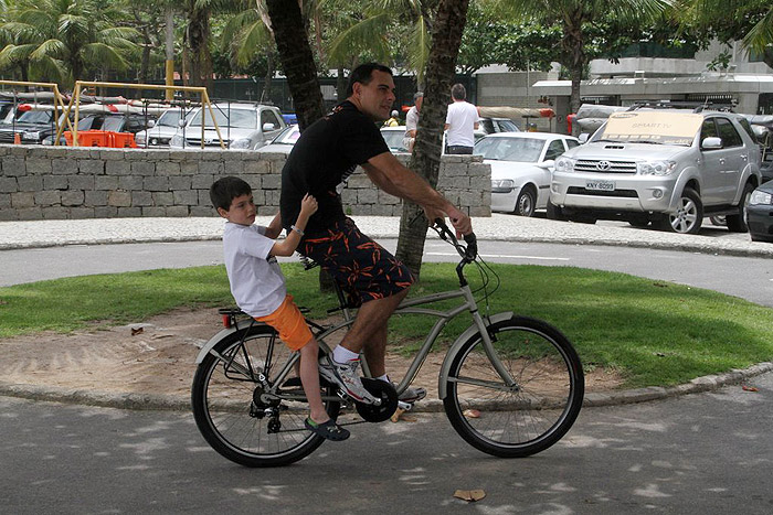 Marcelo Frisoni levou o filho caçula na garupa de sua bicicleta