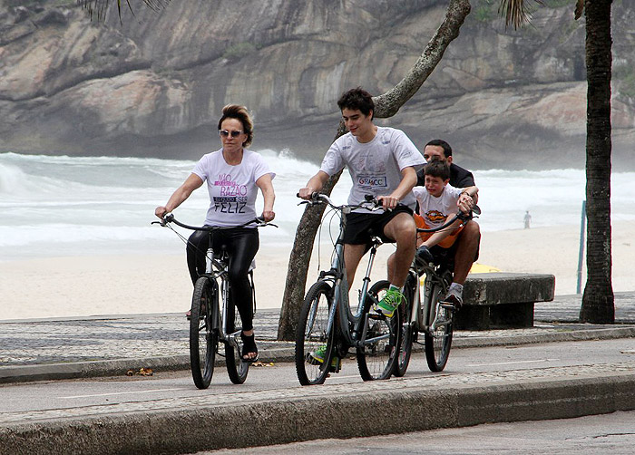 Ana Maria Braga e Marcelo Frisoni passearam com os filhos dos empresário