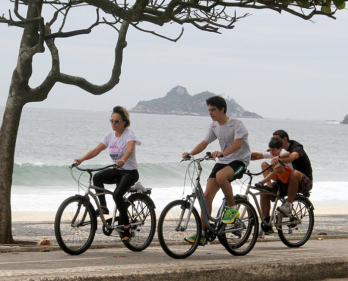 Ana Maria Braga e Marcelo Frisoni fizeram um passeio família pelo Rio