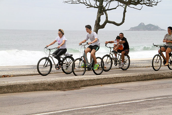 Ana Maria Braga circulou com os filhos de Marcelo Frisoni no Rio