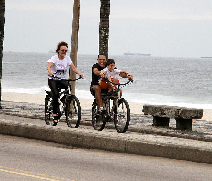 Ana Maria Braga e Marcelo Frisoni andaram de bicicleta na orla carioca