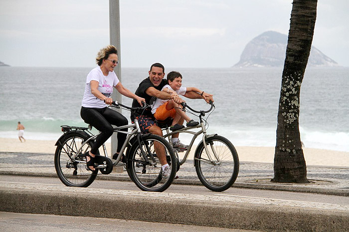 Ana Maria Braga e Marcelo Frisoni relaxaram com os filhos do empresário