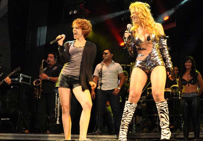 Leandra Leal e Thais Araujo arrasam no palco durante show do Calypso O Fuxico