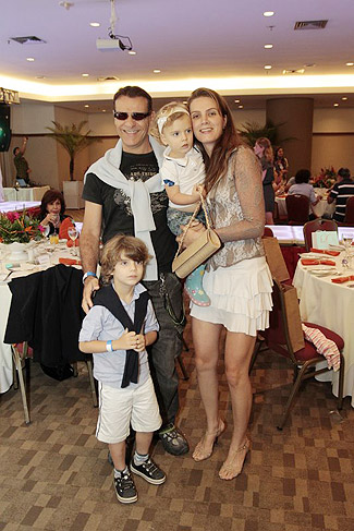 Mario Gomes foi com a mulher, Raquel, e os filhos