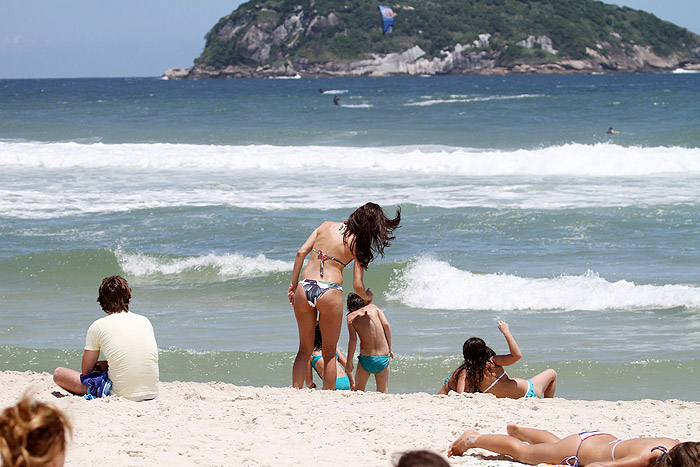 Maria Fernanda Cândido desfila de biquíni na praia, no Rio