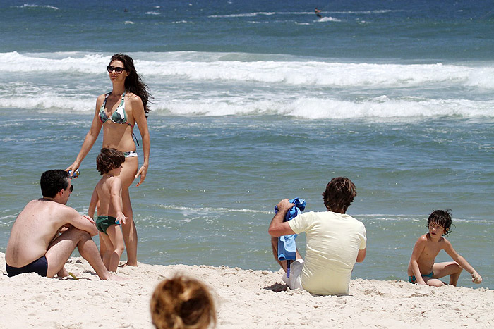 Maria Fernanda Cândido desfila de biquíni na praia, no Rio