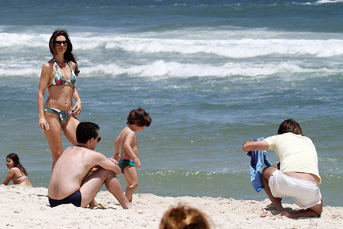 Maria Fernanda Cândido desfila de biquíni na praia, no Rio