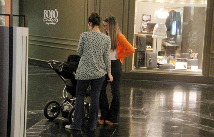  Fernanda Pontes leva filha para passear no shopping - Ag.News