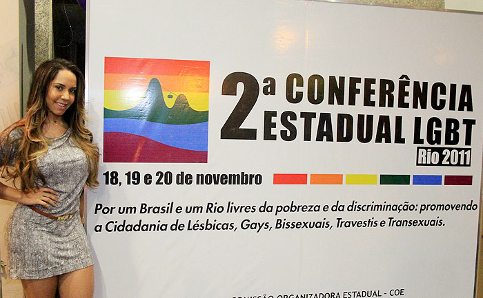 Renata Frisson, a Mulher Melão, posou para fotos com o banner do evento