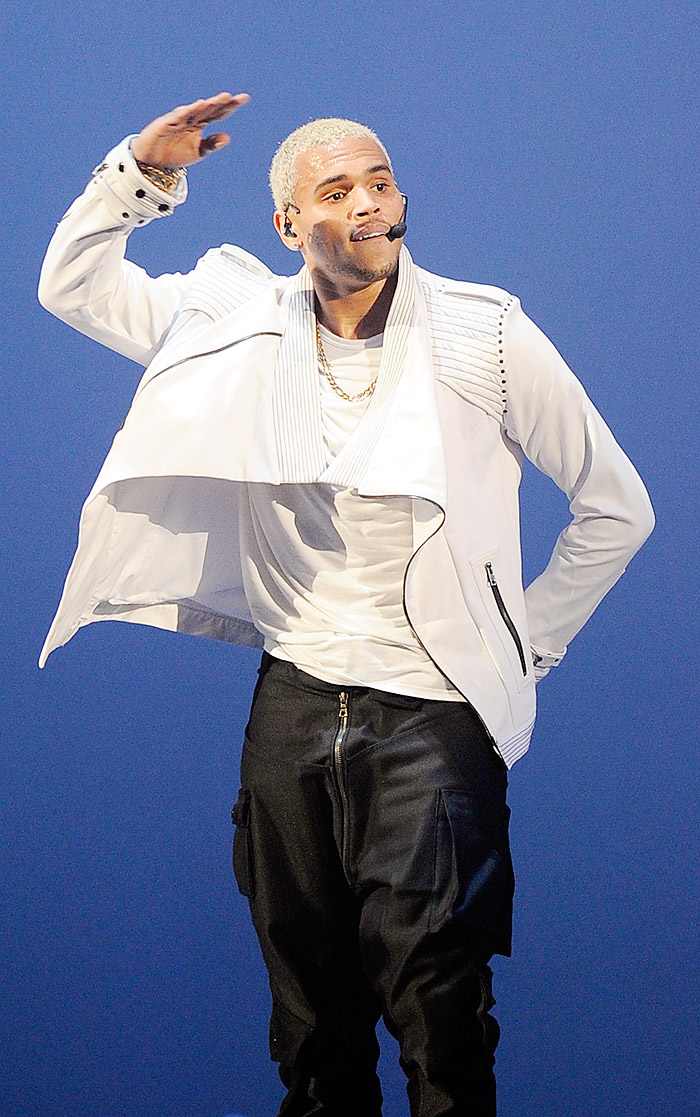 Chris Brown foi um dos que agitou o palco do American Music Awards 2011