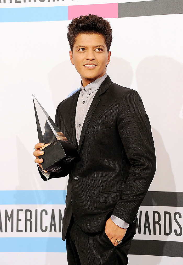 Bruno Mars posa para foto com o prêmio de Melhor Artista Pop/Rock Masculino