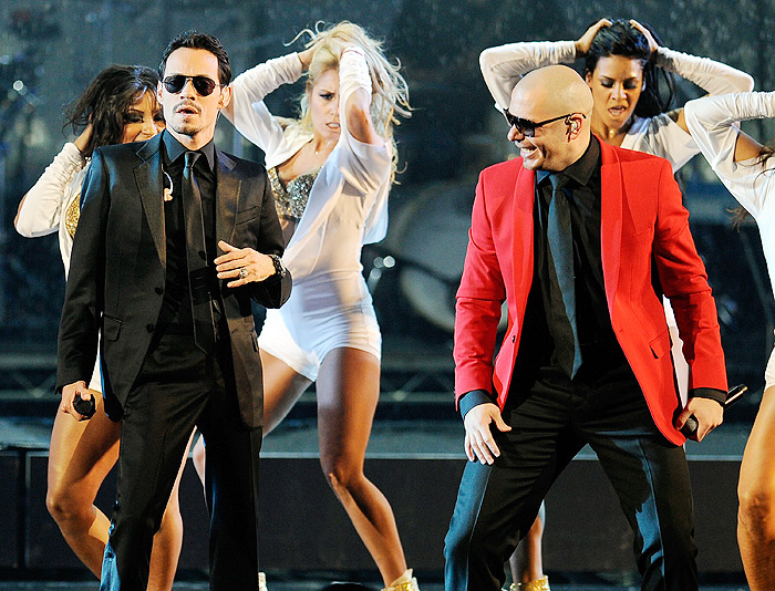 Marc Anthony e Pitbull agitaram o palco do AMA 2011