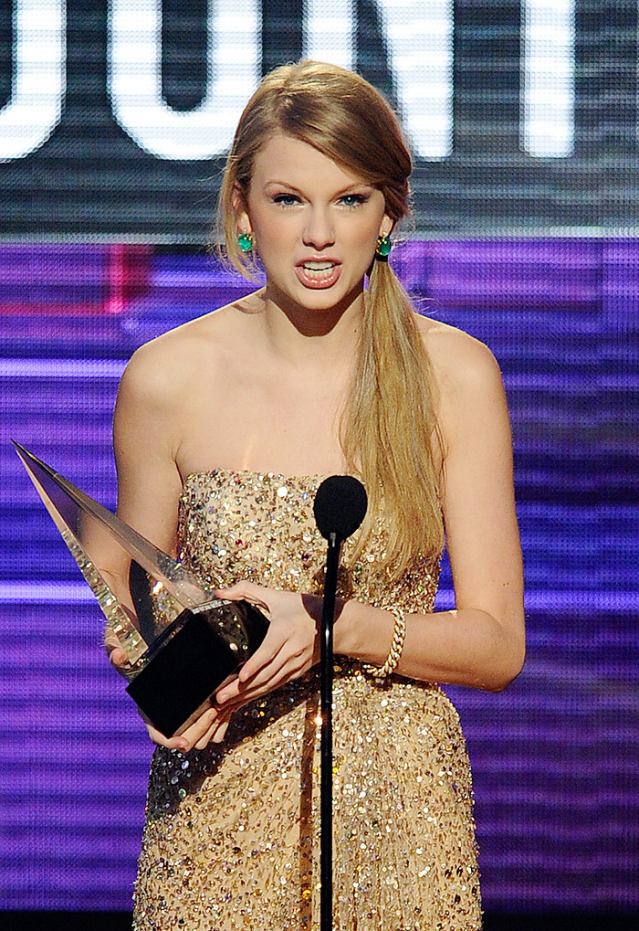 Taylor Swift foi a maior vencedora do American Music Awards 2011