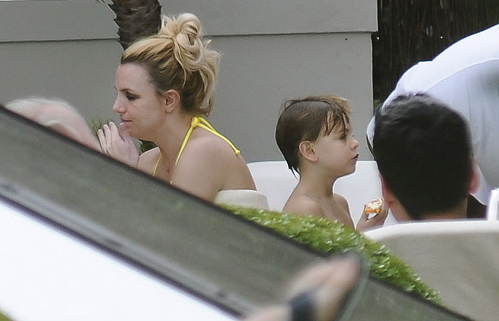 Britney Spears e os filhos curtem piscina de hotel, na Argentina