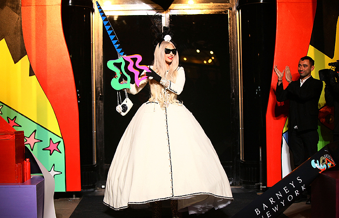 Lady Gaga inaugura seu Workshop Gaga na Barneys NY