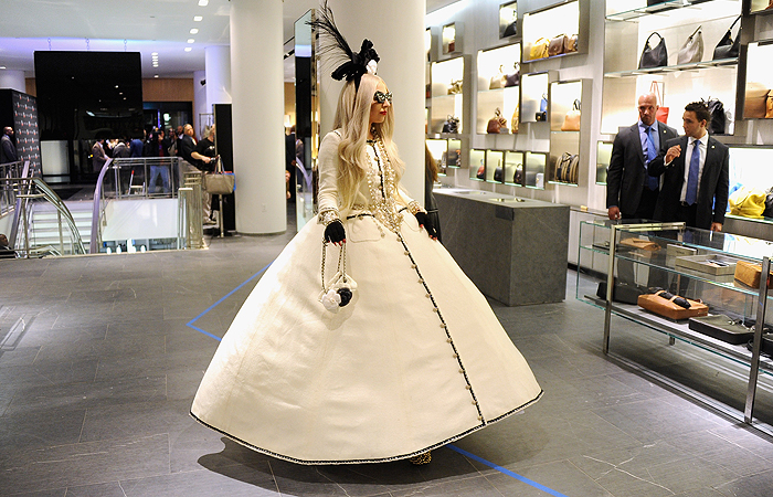 Lady Gaga inaugura seu Workshop Gaga na Barneys NY