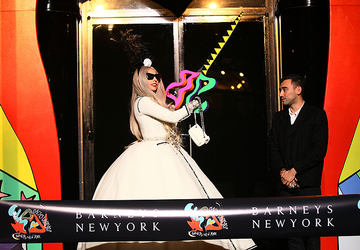 Lady Gaga inaugura seu Workshop Gaga na Barneys NY