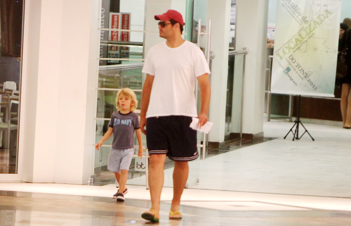 Thiago Lacerda se diverte com o filho na saída de academia - Ag.News