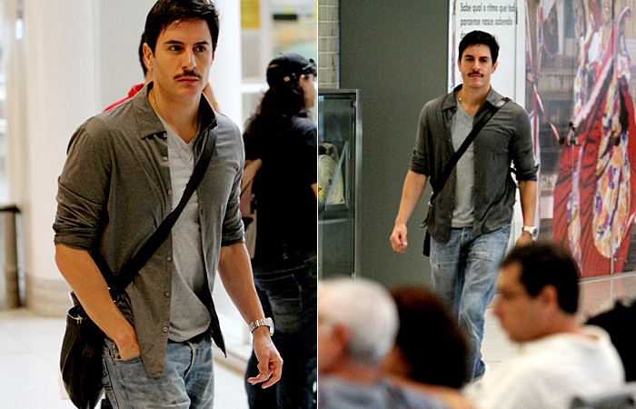 Ricardo Tozzi aparece de bigode em Aeroporto carioca - Ag.News