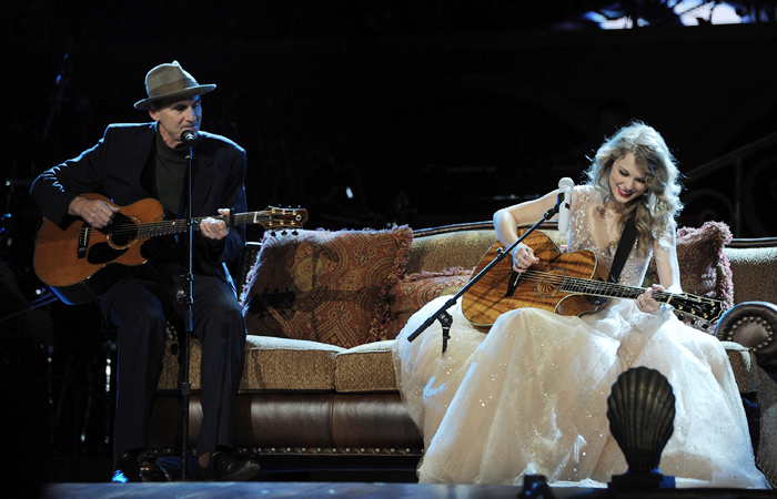 Taylor Swift faz dueto com James Taylor no último show de sua turnê Speak Loud - Getty Images