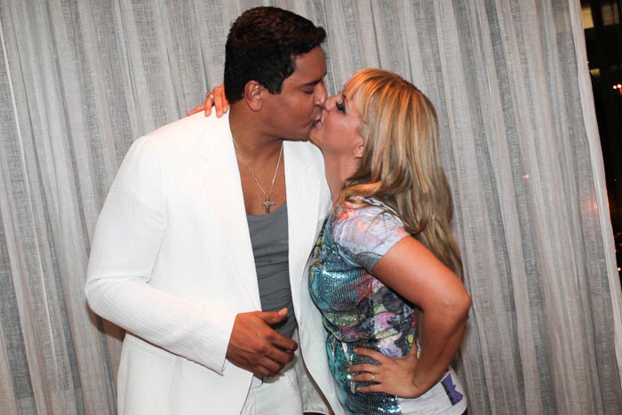 Show da Virada 2011: Xanddy ganha beijo de sua mulher Carla Perez