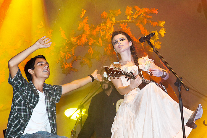 Cantora chegou com vestido branco.