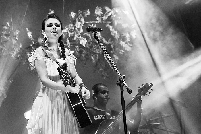 A cantora trocou de vestido várias vezes.