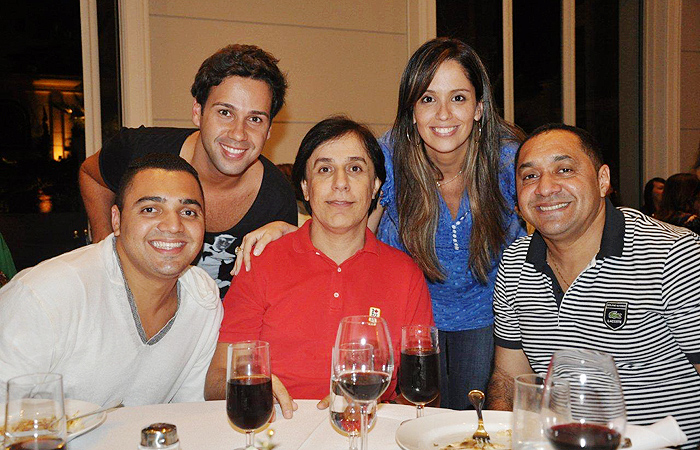 Tom Cavalcante oferece jantar de despedida para a equipe do Show do Tom em sua casa