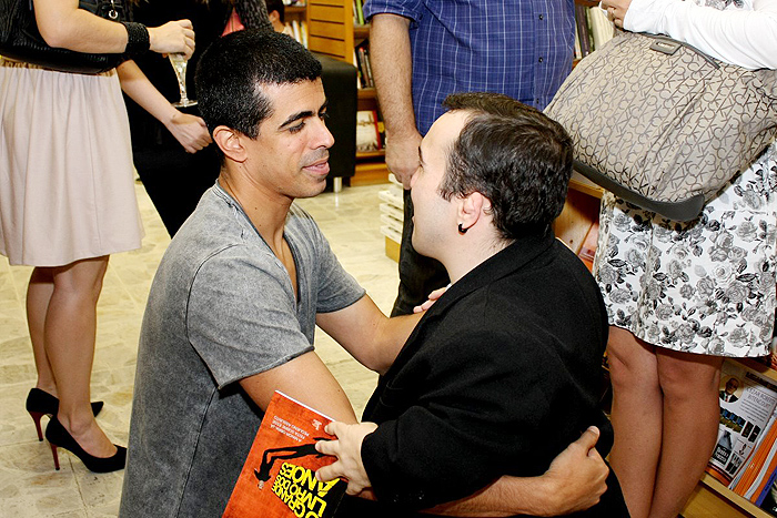 Marcius Melhen confere livro do anão Gigante Léo. 