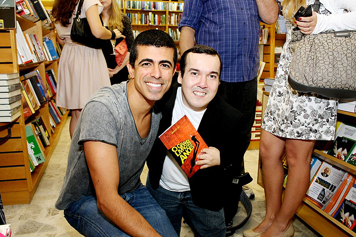 Marcius Melhen confere livro do anão Gigante Léo. 