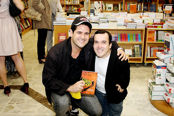 Marcius Melhen confere livro do anão Gigante Léo. 