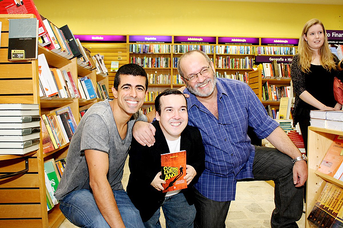 Marcius Melhen confere livro do anão Gigante Léo. 