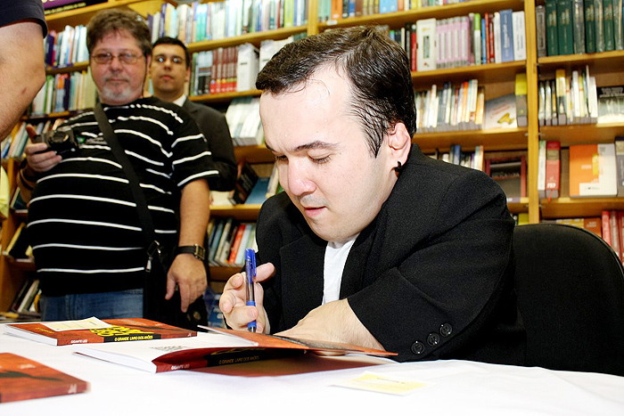 Marcius Melhen confere livro do anão Gigante Léo. 