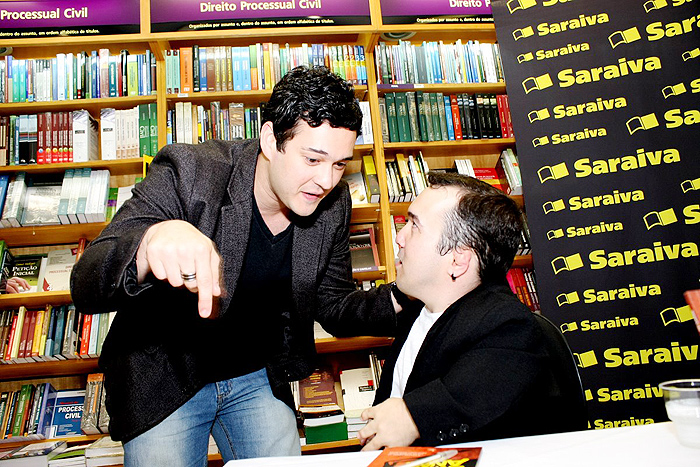 Marcius Melhen confere livro do anão Gigante Léo. 