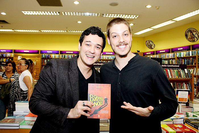 Marcius Melhen confere livro do anão Gigante Léo. 