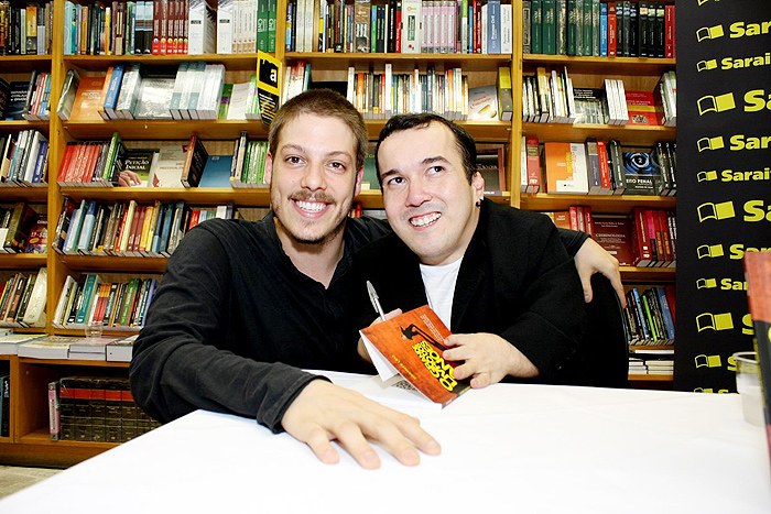 Marcius Melhen confere livro do anão Gigante Léo. 