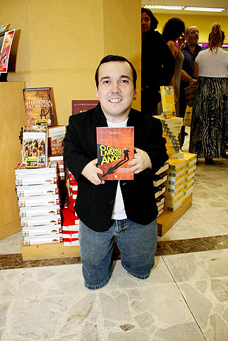 Marcius Melhen confere livro do anão Gigante Léo. 